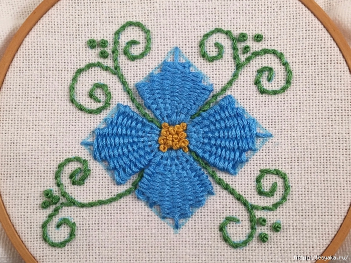 Красивая вышивка, сделанная переплетением нитей!