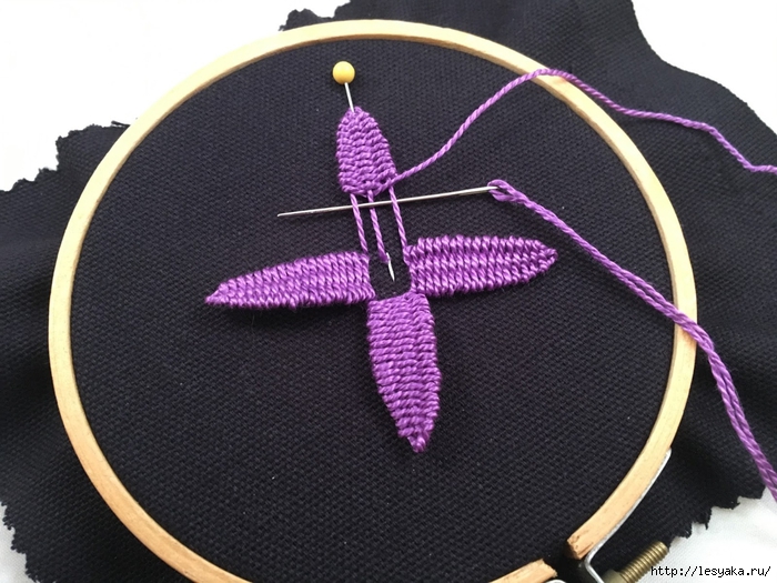 Красивая вышивка, сделанная переплетением нитей!