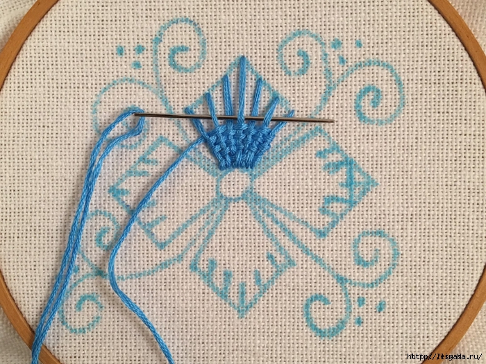 Красивая вышивка, сделанная переплетением нитей!