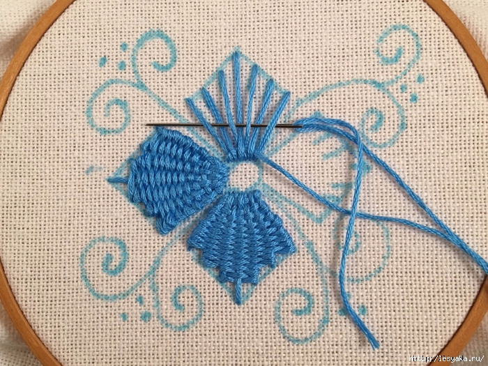 Красивая вышивка, сделанная переплетением нитей!