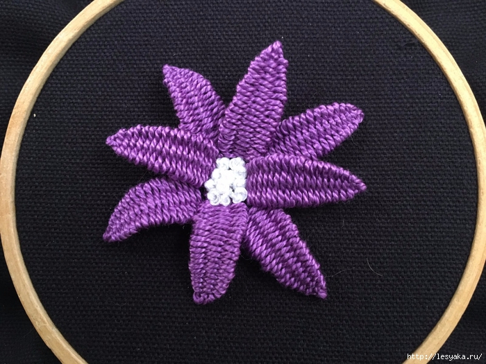 Красивая вышивка, сделанная переплетением нитей!