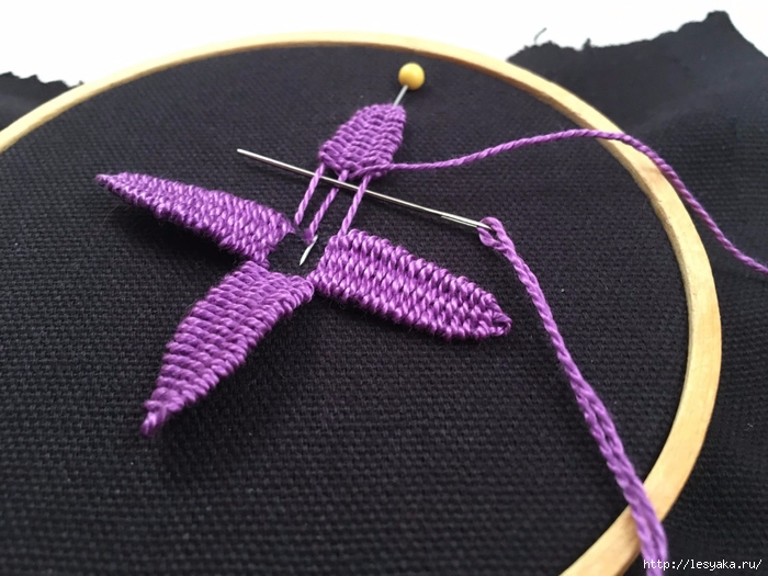 Красивая вышивка, сделанная переплетением нитей!