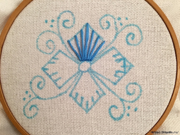 Красивая вышивка, сделанная переплетением нитей!