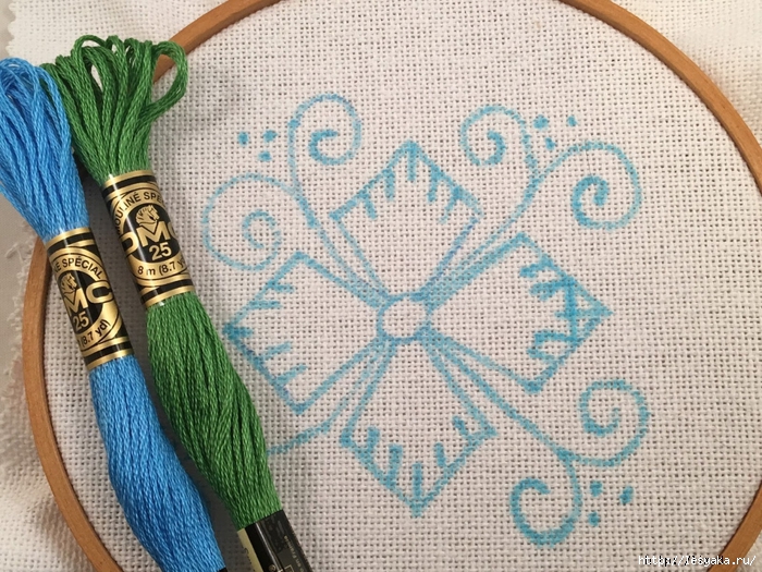 Красивая вышивка, сделанная переплетением нитей!