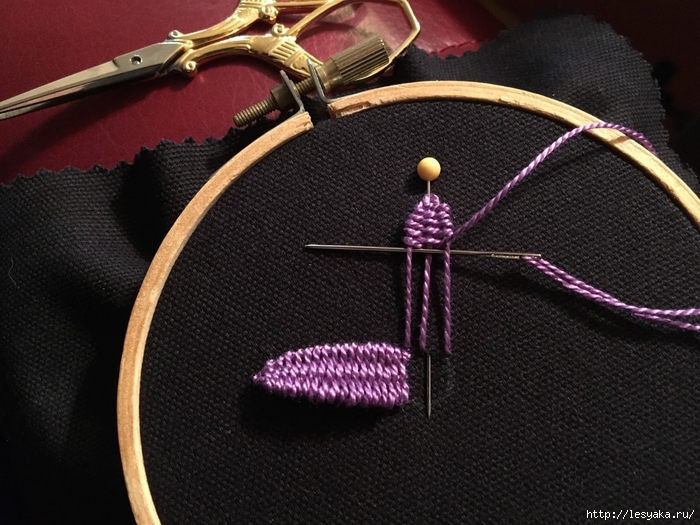 Красивая вышивка, сделанная переплетением нитей!
