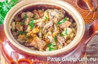 Мясо, запечённое с грибами и картофелем, в горшочке
