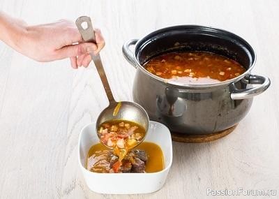 Овощной суп с грудинкой - сытный обед для большой семьи