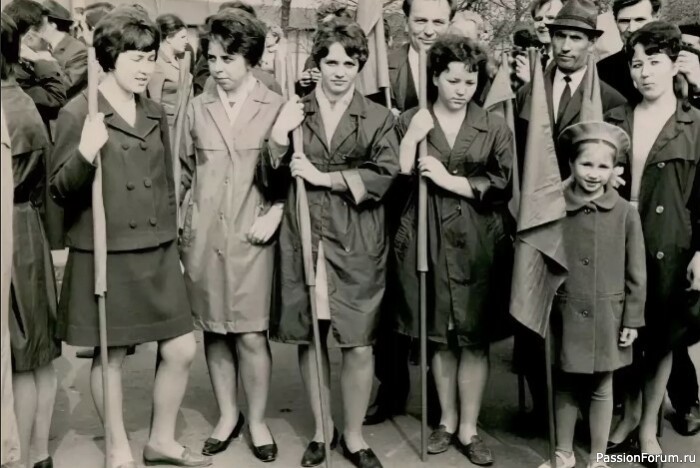 Как советские модницы 1960-х переделывали западную моду под реалии СССР