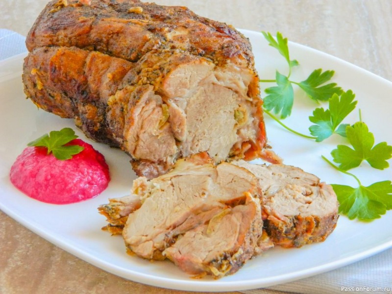 СВИНАЯ ШЕЯ ЗАПЕЧЕННАЯ В ДУХОВКЕ ЦЕЛЫМ КУСКОМ