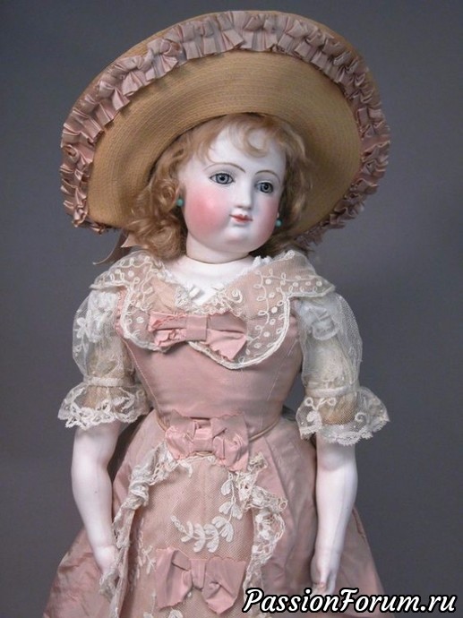 Антикварная кукла, шляпы