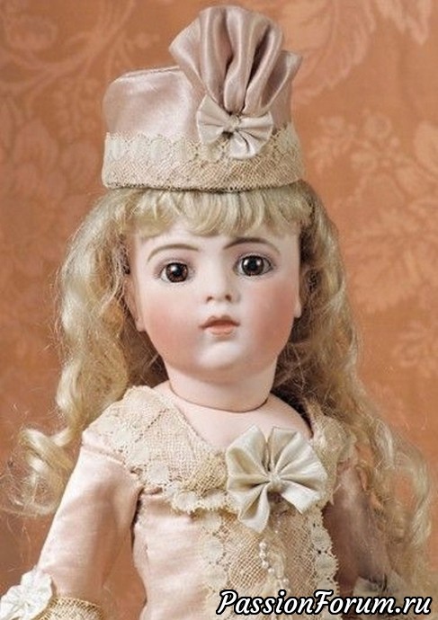 Антикварная кукла, шляпы
