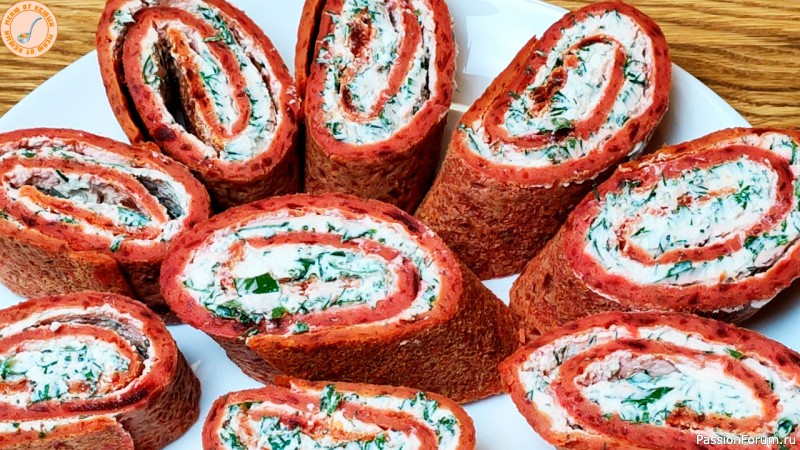 Свекольный рулет со сливочным сыром.