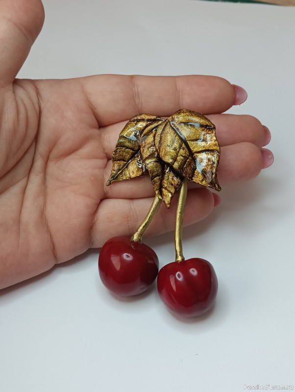 Вешалка для полотенца и магнитик.