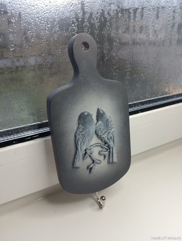 Вешалка для полотенца и магнитик.