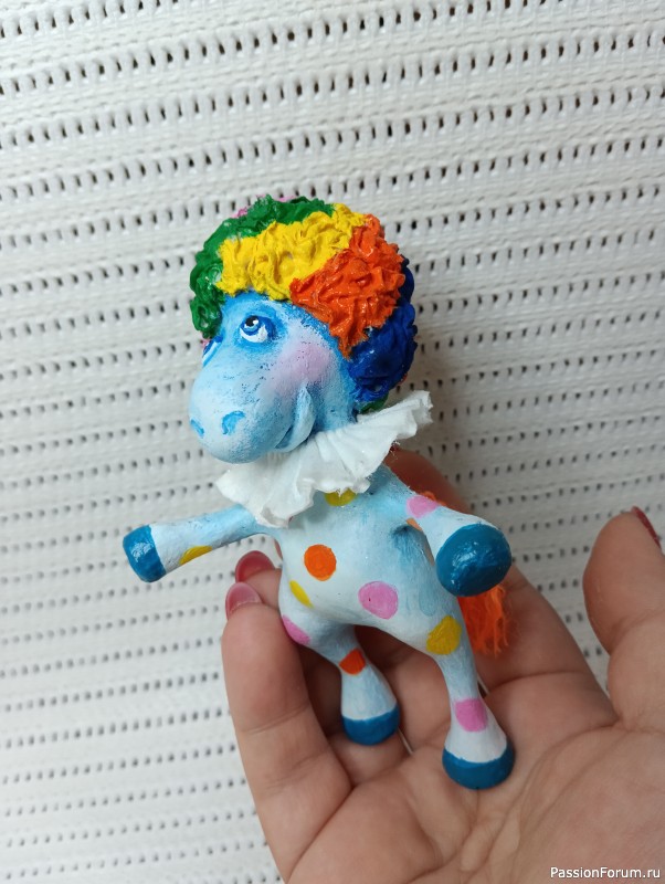 Кони, коники, лошадки.