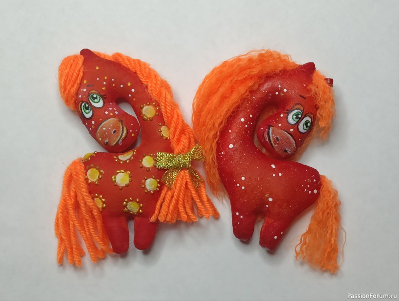 Кони, коники, лошадки.