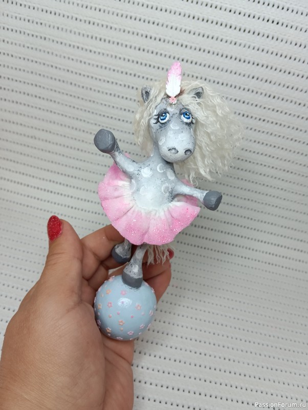 Кони, коники, лошадки.