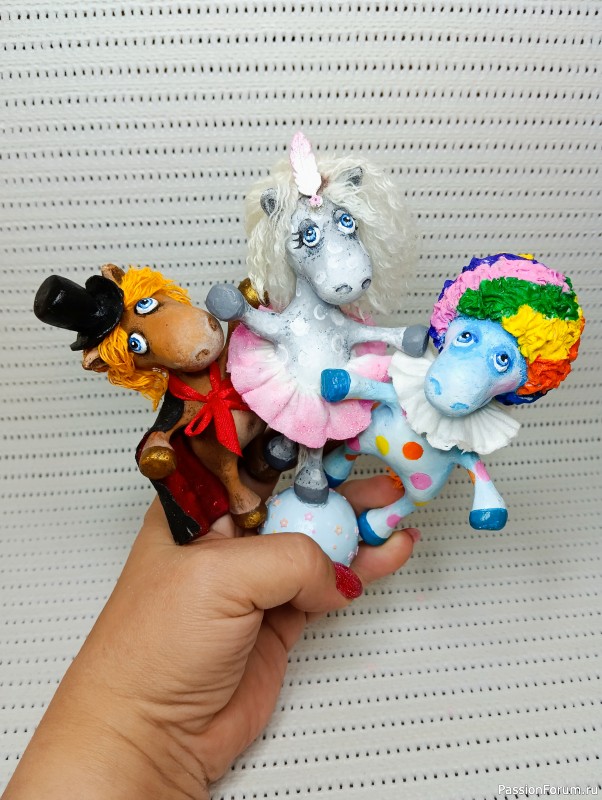 Кони, коники, лошадки.