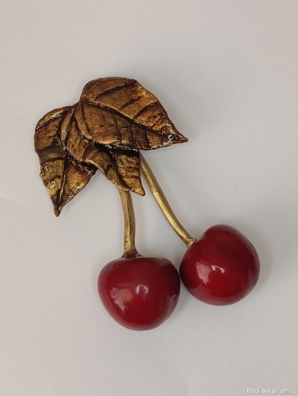 Вешалка для полотенца и магнитик.