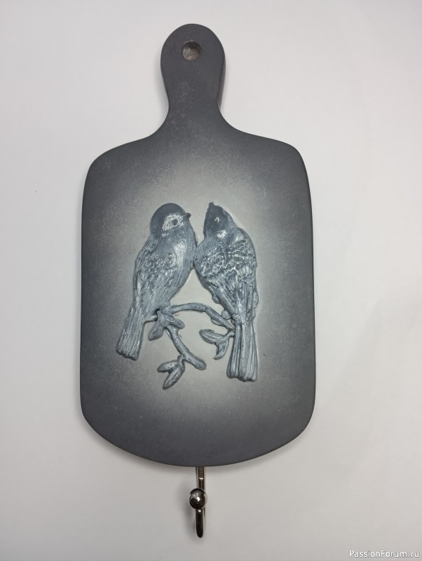 Вешалка для полотенца и магнитик.