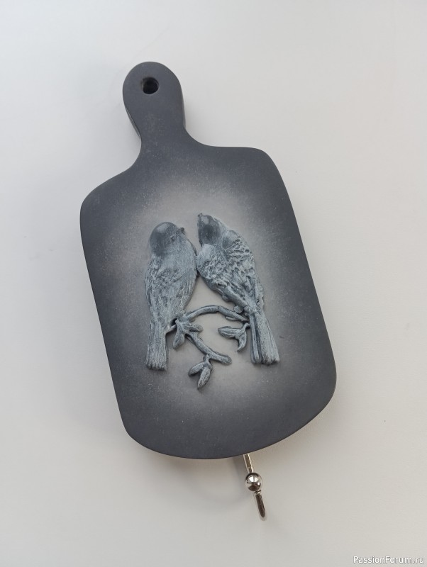 Вешалка для полотенца и магнитик.