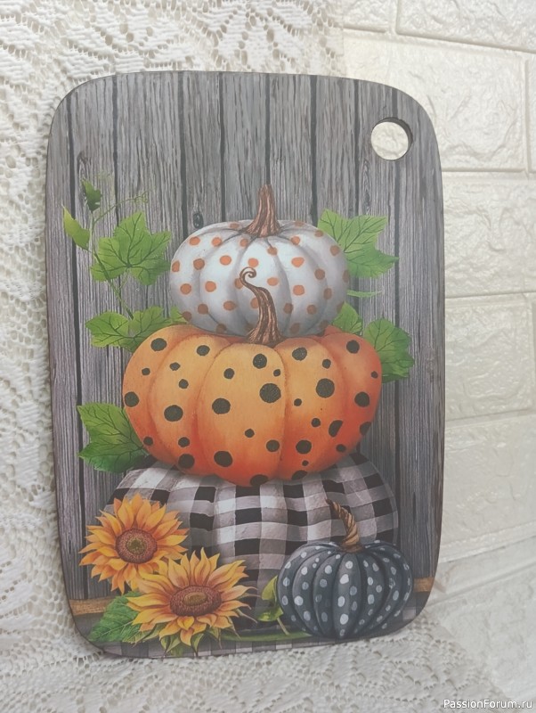 Вешалка для полотенца и магнитик.