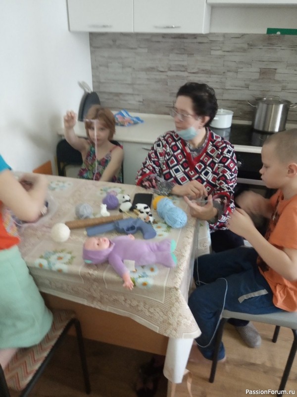 Учились вязать.