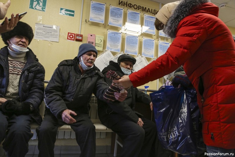 Состоялось вручение бездомным мужчинам моих теплых носочков в Центре &quot;Милосердие&quot; в Тюмени.