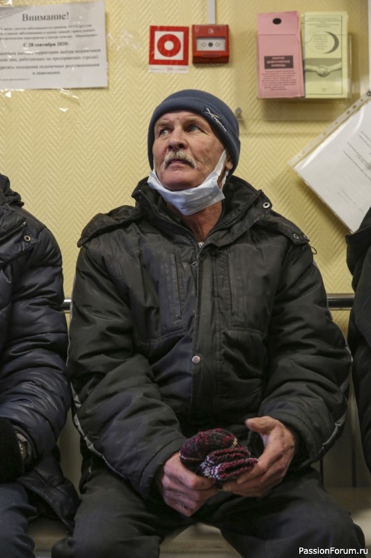 Состоялось вручение бездомным мужчинам моих теплых носочков в Центре &quot;Милосердие&quot; в Тюмени.