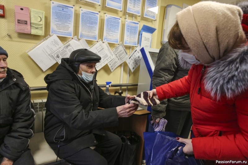 Состоялось вручение бездомным мужчинам моих теплых носочков в Центре &quot;Милосердие&quot; в Тюмени.