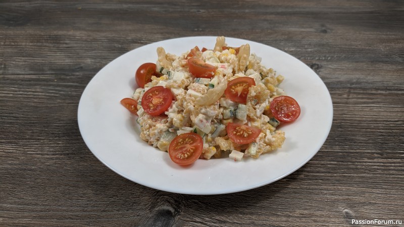 Салат с крабовыми палочками, кукурузой и свежим огурцом Салат с крабовыми палочками, кукурузой и свежим огурцом