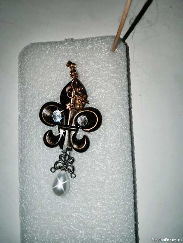 Брошь-подвеска "Геральдическая лилия"