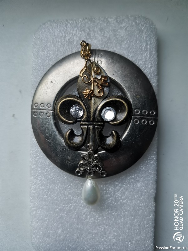 Брошь-подвеска "Геральдическая лилия"