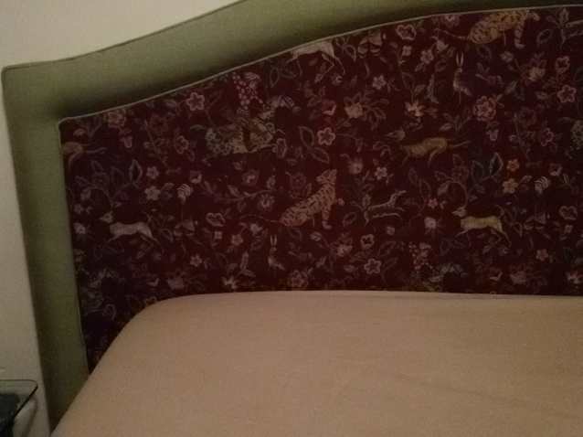 Изголовье у кровати