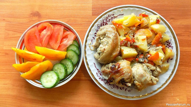 Тушеная курица в духовке в собственном соку с овощами