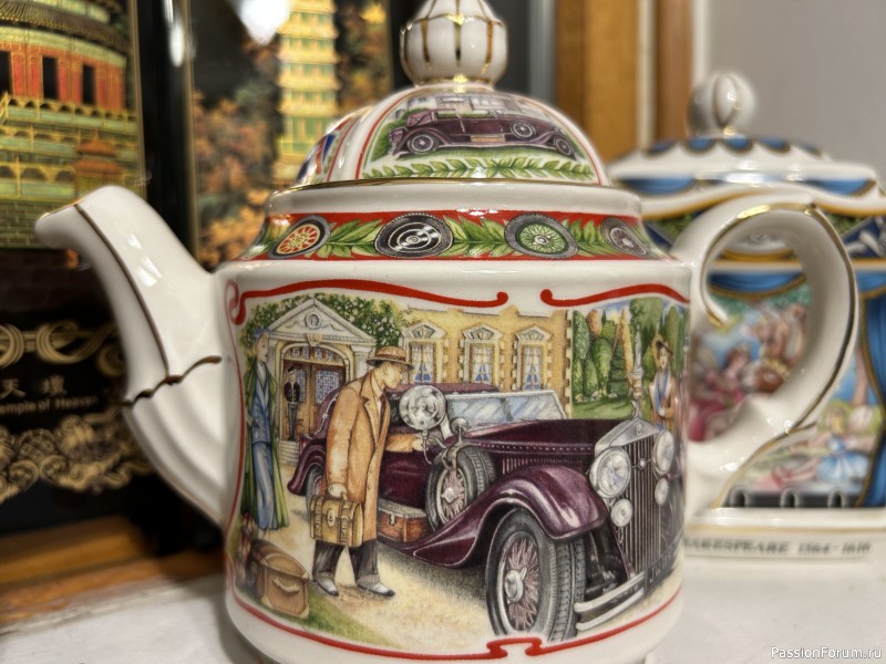 Коллекция английских чайников, фарфоровых брошей и украшений из Индии.