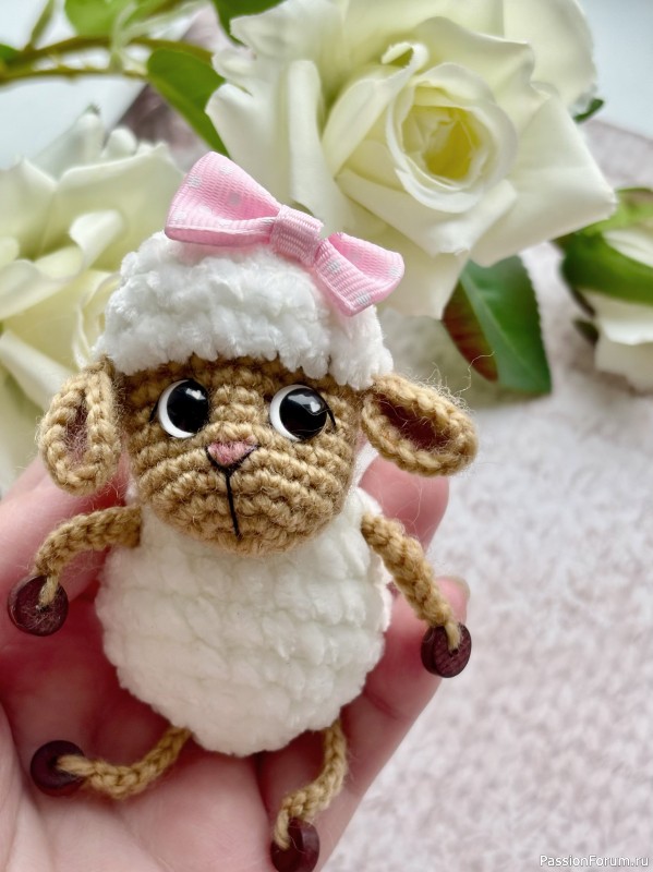 Брелок- подвеска овечка вязаная