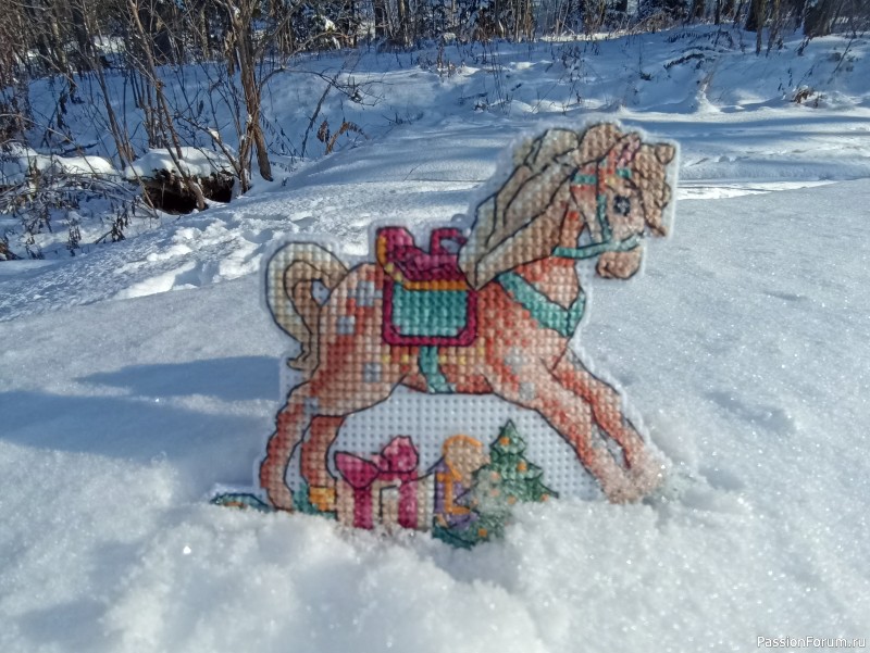Лошадка-игрушка на новогоднюю ёлочку