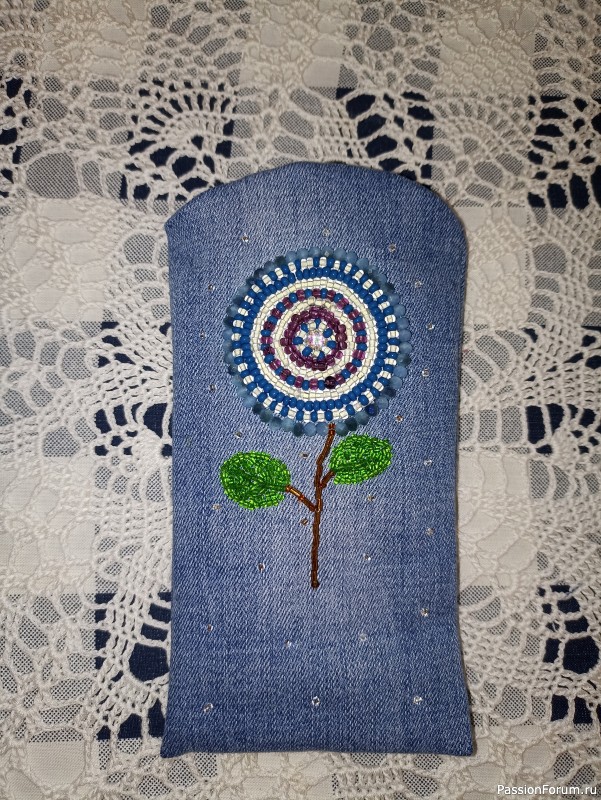 Очечник из джинсовой ткани с вышивкой