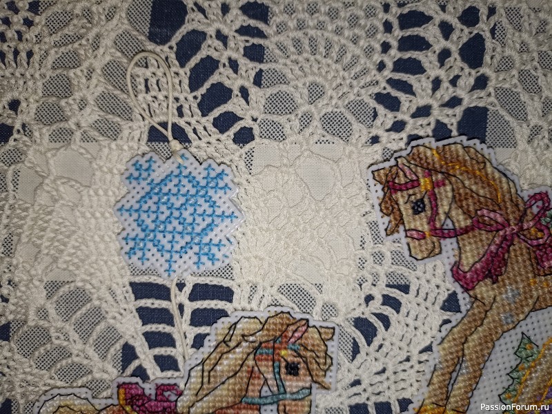 Лошадка-игрушка на новогоднюю ёлочку