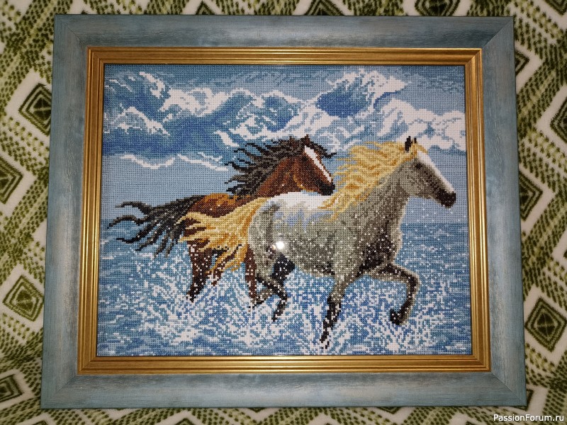 "Бегущие лошади". Вышитая картина