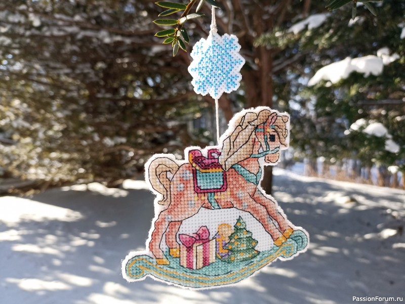 Лошадка-игрушка на новогоднюю ёлочку