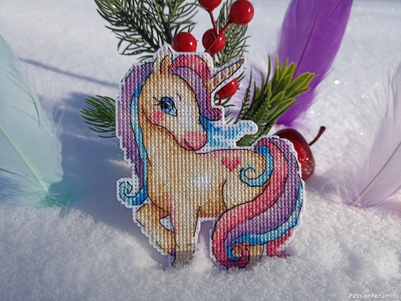 Лошадка-единорожка. Вышивка.