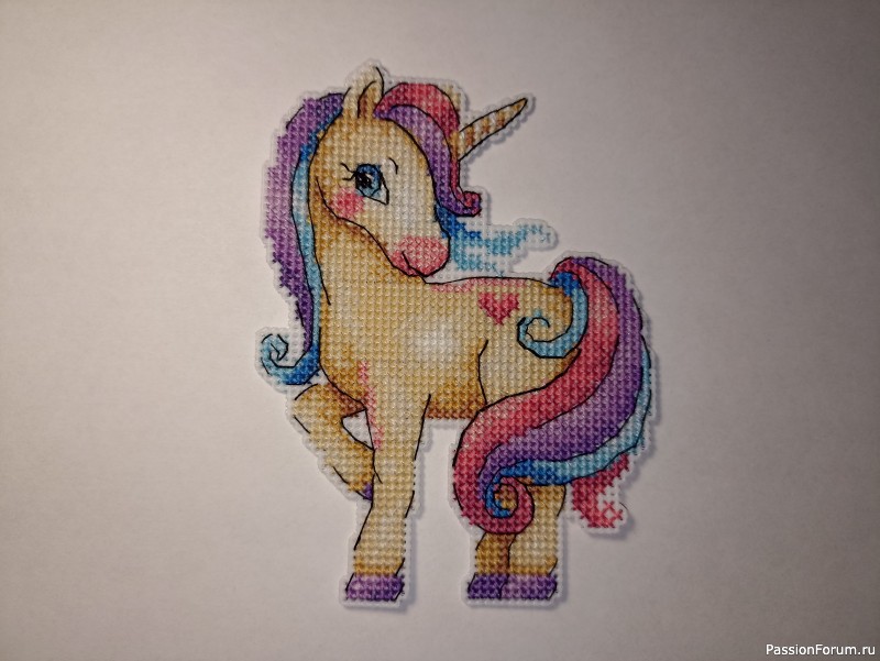 Лошадка-единорожка. Вышивка.