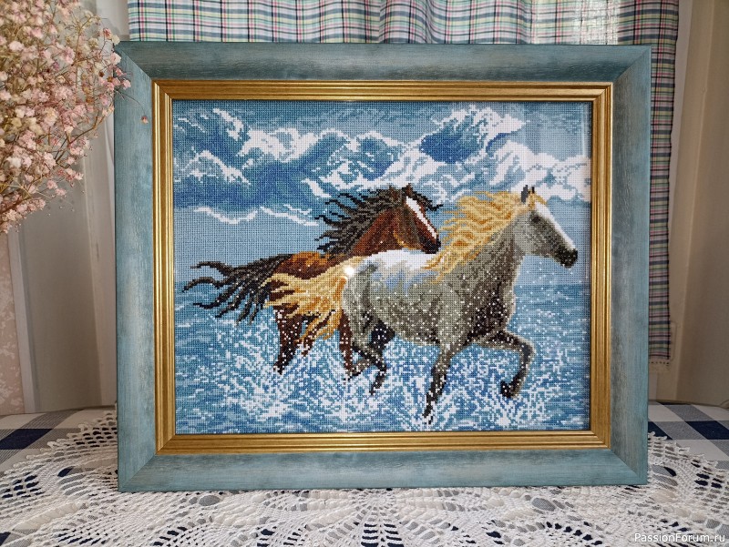 "Бегущие лошади". Вышитая картина