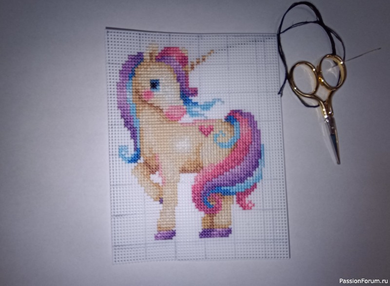 Лошадка-единорожка. Вышивка.