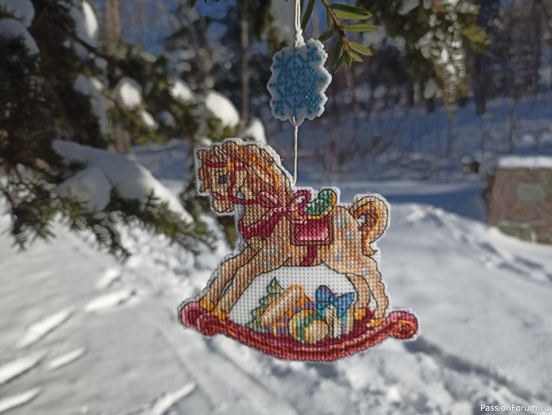 Лошадка-игрушка на новогоднюю ёлочку