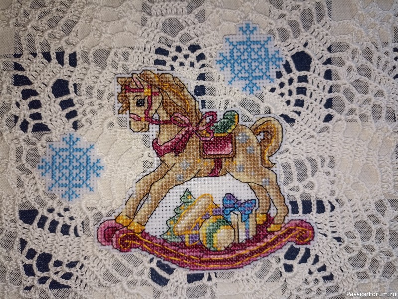 Лошадка-игрушка на новогоднюю ёлочку