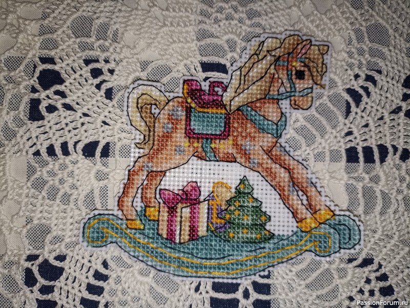 Лошадка-игрушка на новогоднюю ёлочку