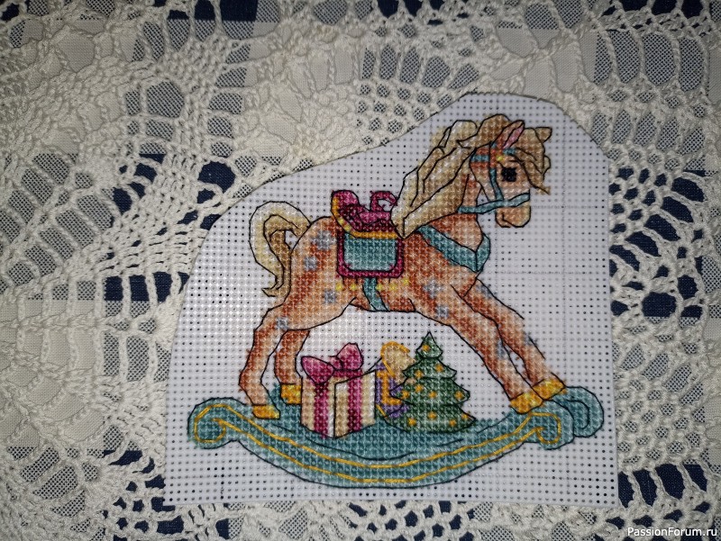 Лошадка-игрушка на новогоднюю ёлочку